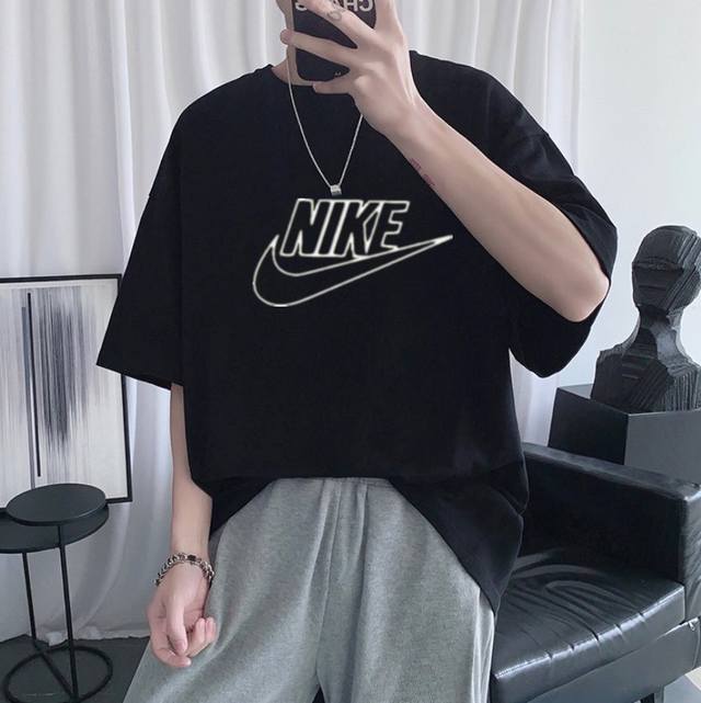 品名:耐克Nike夏季新款230克双纱，时尚港风圆领印花休闲短袖T恤衫，男女同款上衣 颜色黑白