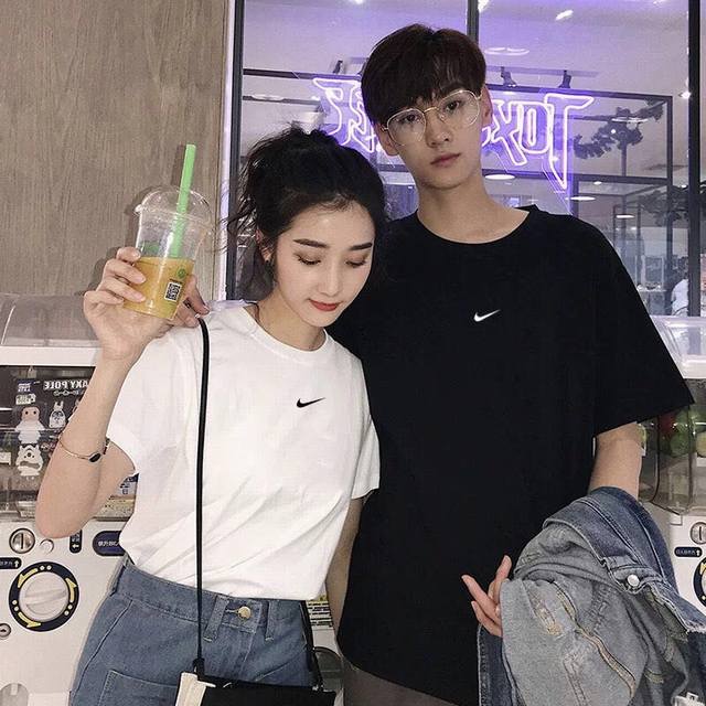 高品质 长期供货 Nike耐克网红款胸前小勾短袖T 面料采用26支精梳全棉 只做精品 所以对面料 做工 要求非常高 面料透气舒适 ！ 版型宽松 无论内搭还是单穿