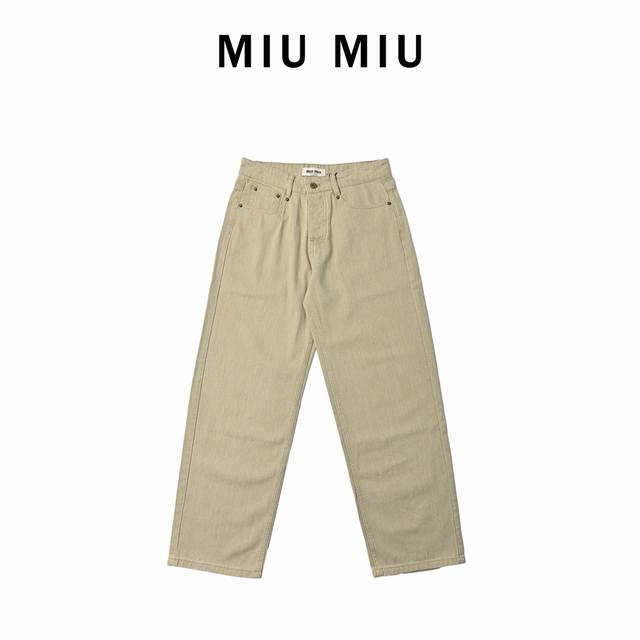 Miumiu 24Ss 后袋徽标纯色直筒裤 原16,800购入，此款面料采用10支斜纹混纺面料，内里复合同色针织底部，相当于两种面料变成一层、费用翻倍 两种面料