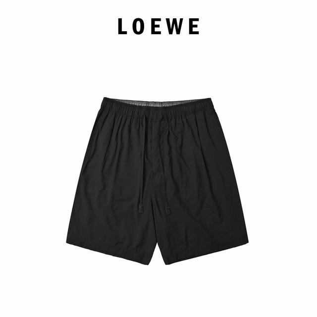 Loewe 罗意威 后袋镂空刺绣短裤 选用32%锦纶和68%棉混纺而成。锦纶的疏水性纤维形成微通道，加速湿气排出，透湿量达24小时4500G M2，且锦纶纤维撕
