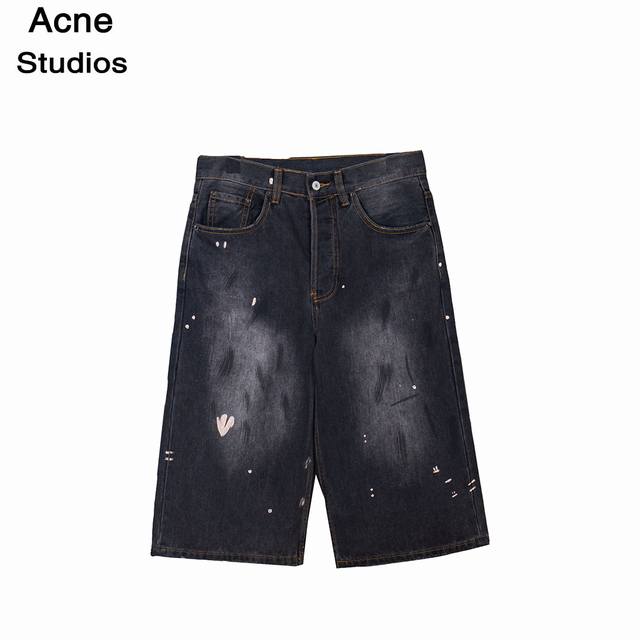 Acne Studios 25Ss 泼墨涂绘纽扣式水洗七分生仔短裤 官网3600,溢价款选用黑色和浅蓝色水洗工艺原粗胚丹宁面料制作,五口袋结构,纽扣门襟,洗水完