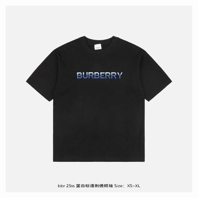 Burberry 博柏利 25Ss 蓝白标语刺绣短袖 面料采用230克重精梳棉，定制32支1*1螺纹，成衣两遍水洗处理，面料舒适亲肤无异感，定制定染面料，纺织密