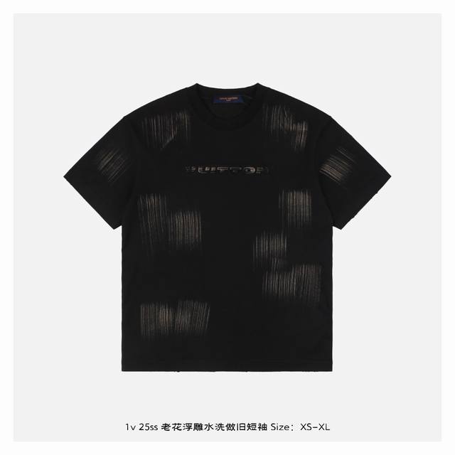 Lv 25Ss 老花浮雕水洗做旧短袖 面料采用230克重精梳棉，定制32支1*1螺纹，成衣两遍水洗处理，面料舒适亲肤无异感，定制定染面料，纺织密度高，垂感佳，不