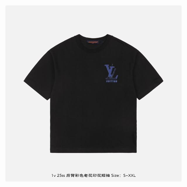 Lv 25Ss 后背彩色老花印花短袖 面料采用230克重精梳棉，定制32支1*1螺纹，成衣两遍水洗处理，面料舒适亲肤无异感，定制定染面料，纺织密度高，垂感佳，不