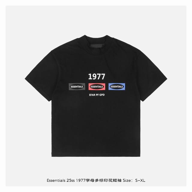 Essentials 25Ss 1977字母多标印花短袖 面料采用230克重精梳棉，定制32支1*1螺纹，成衣两遍水洗处理，面料舒适亲肤无异感，定制定染面料，纺
