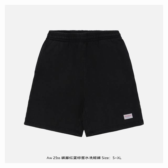 Alexander Wang 亚历山大王 25Ss 裤脚红蓝标签水洗短裤 灵感源自八十年代复古，采用定制面料制作而成，官方同款，面料经过同缸染色工艺处理，手感舒