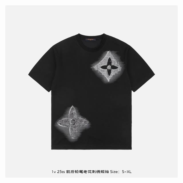 Lv 25Ss 前后铅笔老花刺绣短袖 面料采用230克重精梳棉，定制32支1*1螺纹，成衣两遍水洗处理，面料舒适亲肤无异感，定制定染面料，纺织密度高，垂感佳，不