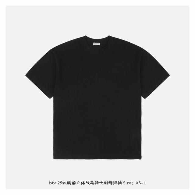 Burberry 博柏利 25Ss 胸前立体战马骑士刺绣短袖 面料采用230克重精梳棉，定制32支1*1螺纹，成衣两遍水洗处理，面料舒适亲肤无异感，定制定染面料