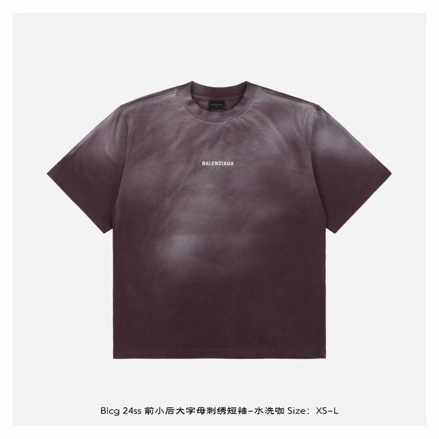 Balenciaga 巴黎世家 24Ss 前小后大字母刺绣短袖-水洗咖 采用16支精梳赛络纺平纹布对板环保硫化染色，成衣克重330克，无尘烧毛加食毛工艺，确保布