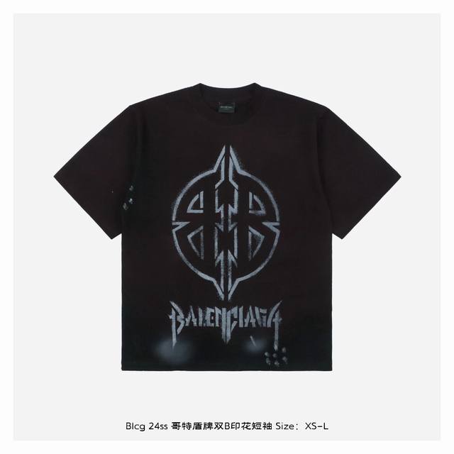 Balenciaga 巴黎世家 24Ss 哥特盾牌双B印花短袖 采用特定重磅32S300G精棉平纹针织定染对色面料，定织十字拉架罗纹对板同缸染色确保无色差，遵循