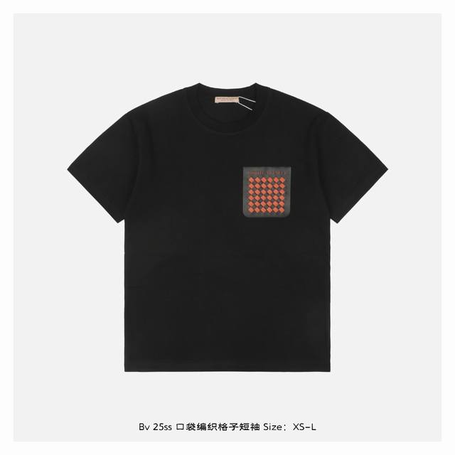 Bv 25Ss 口袋编织格子短袖 采用32支260G纯棉面料，布面干净，上身舒适透气，16针高密度缝线加固领口与袖笼，经得起反复穿着，拒绝变形垮塌，T恤的左胸，
