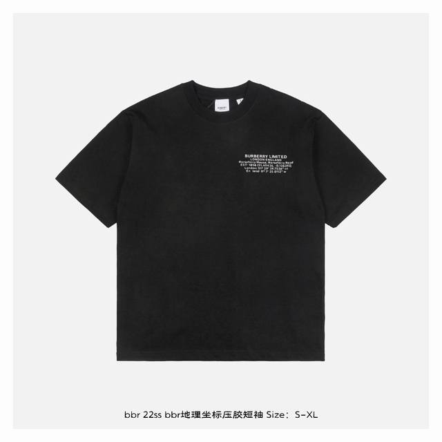 Burberry 博柏利 22Ss Bbr地理坐标压胶短袖 灵感源自八十年代复古，采用定制面料制作而成，官方同款，面料经过同缸染色工艺处理，手感舒适柔软，既时尚