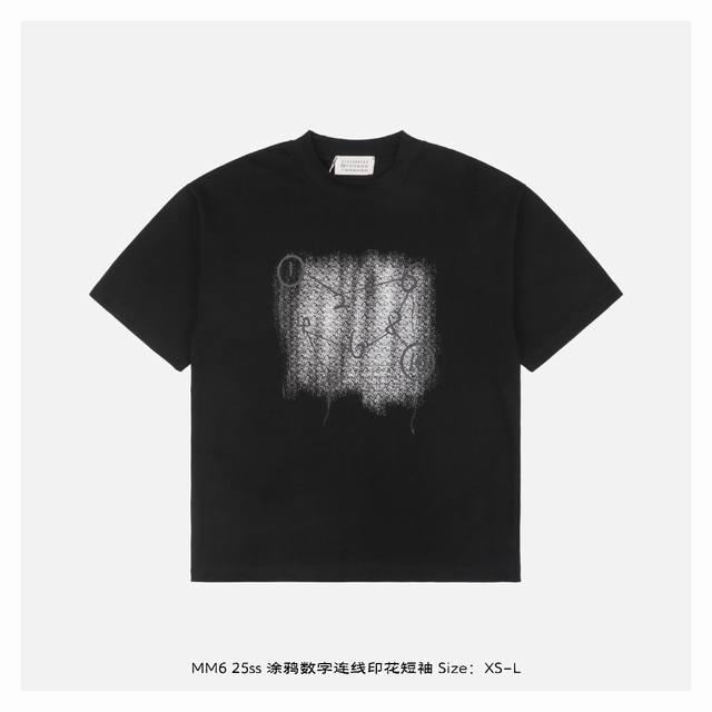 Maisonmargiela 马吉拉 25Ss 涂鸦数字连线印花短袖 面料采用230克重精梳棉，定制32支1*1螺纹，成衣两遍水洗处理，面料舒适亲肤无异感，定制
