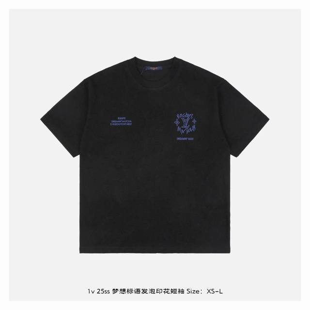 Lv 25Ss 梦想标语发泡印花短袖 面料采用230克重精梳棉，定制32支1*1螺纹，成衣两遍水洗处理，面料舒适亲肤无异感，定制定染面料，纺织密度高，垂感佳，不