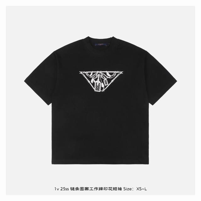 Lv 25Ss 链条图案工作牌印花短袖 面料采用230克重精梳棉，定制32支1*1螺纹，成衣两遍水洗处理，面料舒适亲肤无异感，定制定染面料，纺织密度高，垂感佳，