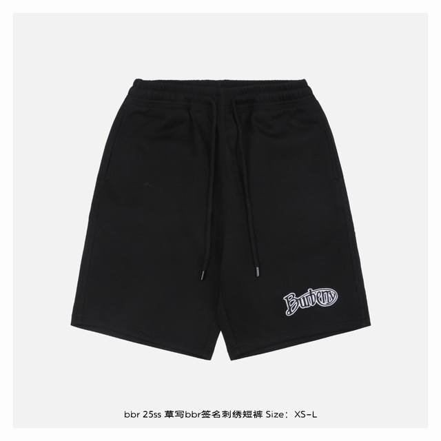 Burberry 博柏利 25Ss 草写Bbr签名刺绣短裤 灵感源自八十年代复古，采用定制面料制作而成，面料经过同缸染色工艺处理，手感舒适柔软，既时尚又具有个性