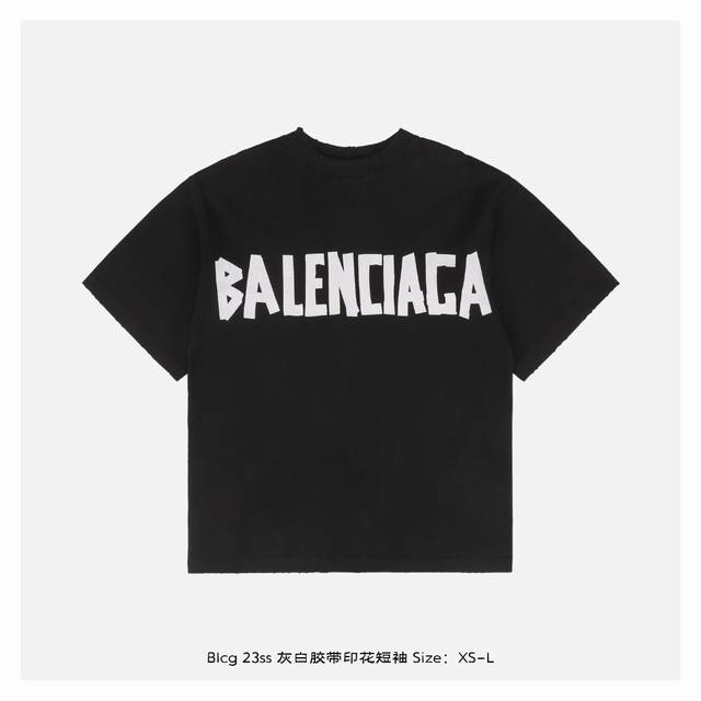 Balenciaga 巴黎世家 23Ss 灰白胶带印花短袖 面料采用330克平纹32支双股双纱紧密赛络纺进口“福原”牌大圆机织造而成，双面做蚀毛无尘处理，面部蚀