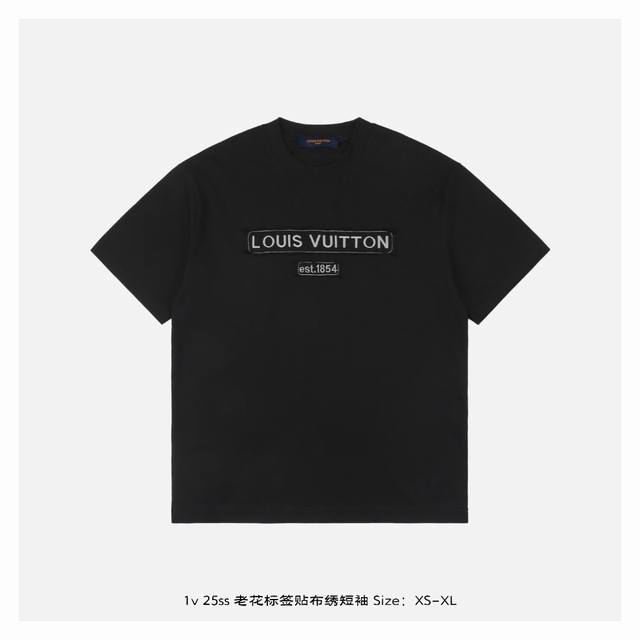 Lv 25Ss 老花标签贴布绣短袖 面料采用230克重精梳棉，定制32支1*1螺纹，成衣两遍水洗处理，面料舒适亲肤无异感，定制定染面料，纺织密度高，垂感佳，不易