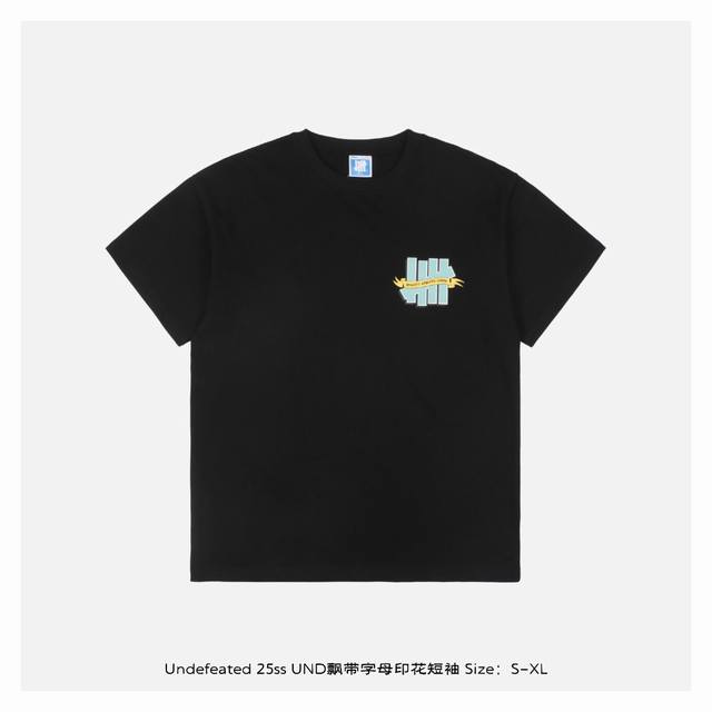 Undefeated 25Ss Und飘带字母印花短袖 面料采用 克重精梳棉，定制32支1*1螺纹，成衣两遍水洗处理，面料舒适亲肤无异感，定制定染面料，纺织密度