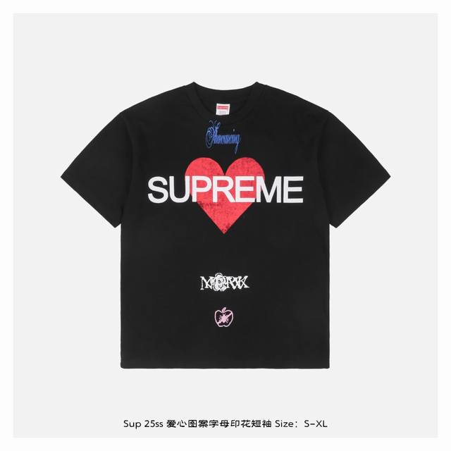 Supreme 25Ss 爱心图案字母印花短袖 面料采用 克重精梳棉，定制32支1*1螺纹，成衣两遍水洗处理，面料舒适亲肤无异感，定制定染面料，纺织密度高，垂感