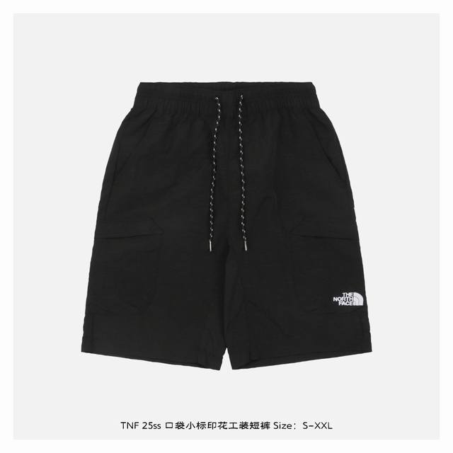 The North Face 北面 25Ss 口袋小标印花工装短裤 灵感源自八十年代复古，采用定制面料制作而成，官方同款，面料经过同缸染色工艺处理，手感舒适柔软