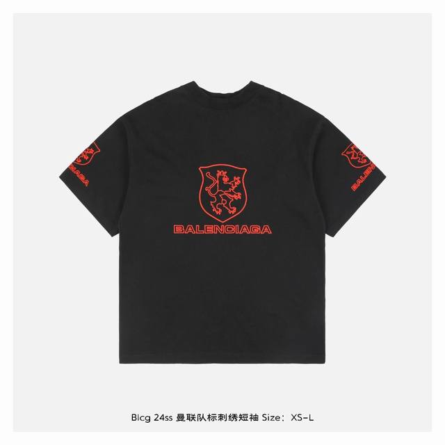 Balenciaga 巴黎世家 24Ss 曼联队标刺绣短袖 采用16支精梳赛络纺平纹布对板环保硫化染色，成衣克重330克，无尘烧毛加食毛工艺，确保布面清晰上身无