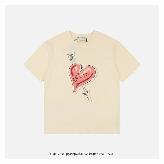 Gucci 古驰 25Ss 爱心箭头印花短袖 面料采用230克重精梳棉，定制32支1*1螺纹，成衣两遍水洗处理，面料舒适亲肤无异感，定制定染面料，纺织密度高，垂