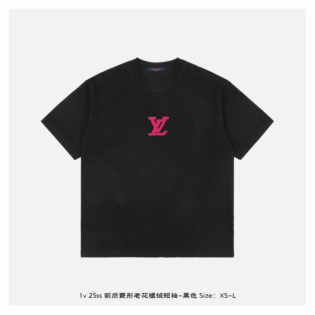 Lv 25Ss 前后菱形老花植绒短袖-黑色 面料采用230克重精梳棉，定制32支1*1螺纹，成衣两遍水洗处理，面料舒适亲肤无异感，定制定染面料，纺织密度高，垂感
