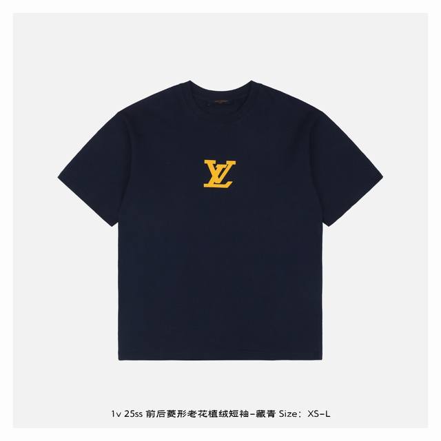 Lv 25Ss 前后菱形老花植绒短袖-藏青 面料采用230克重精梳棉，定制32支1*1螺纹，成衣两遍水洗处理，面料舒适亲肤无异感，定制定染面料，纺织密度高，垂感