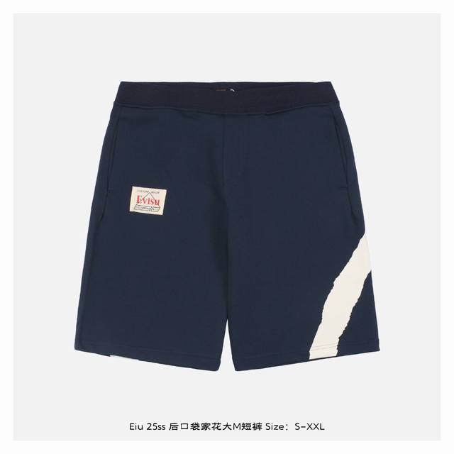 Evisu 福神 25Ss 后口袋家花大M短裤 这条卫裤背面以亮眼笔刷大M装饰，配以家花刺绣，增添整体独特性，采用直筒剪裁，利落的线条与舒适感兼备，搭配上衣穿搭