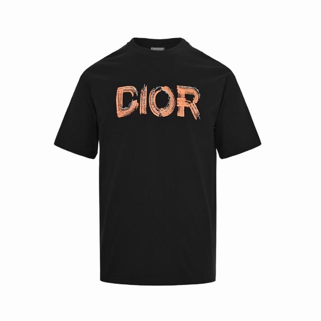 Dior 迪奥 25Ss 手绘字母印花短袖 面料采用定制240G 26支特滑双股精棉平纹高密无尘全棉布料。前幅高密度加厚，走线平整，代工品质，全套定制辅料。 S