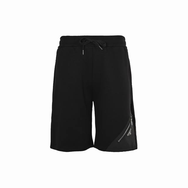 Prada 普拉达 25Ss 下摆三角标尼龙拼接口袋短裤 时尚型裁设计 兼具个性 简约不简单，内里工整严密,手感柔软细腻上身舒适透气撞色缝线醒目时尚 经典的三角