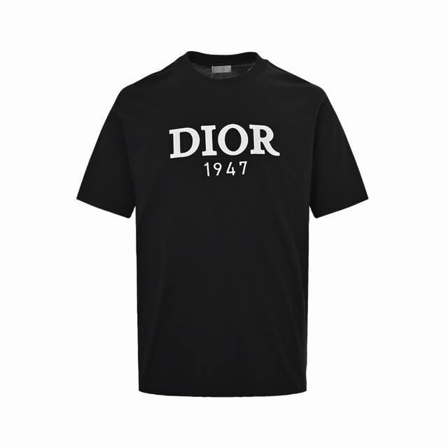 Dior 迪奥 25Ss 刺绣徽标字母短袖 260克紧密平纹双纱大白面料，配套1*1罗纹胸前1947标志刺绣采用进口机字母立体绣，字母清晰且线条感，刺绣效果非常