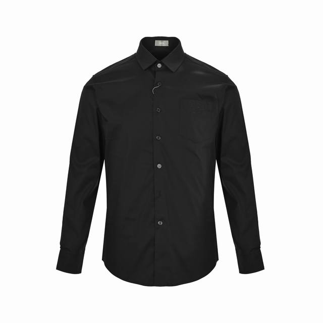 Dior 迪奥 25Ss 口袋1947刺绣衬衫 采用70支人丝府绸布，表面做丝光工艺，手感比较光滑。该款采用德国最新埋夹机制做而成，领口反领立体做法，双边门禁高