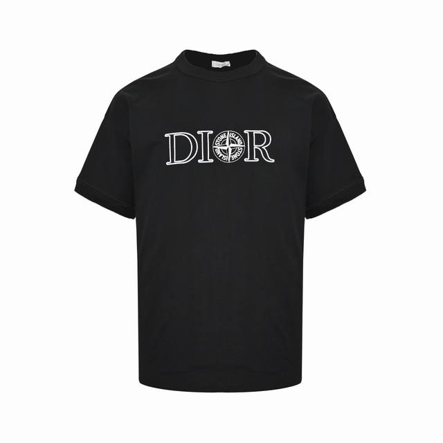 Dior 迪奥 24Ss 石头岛联名刺绣短袖 Yb购入打版，采用棉质平纹针织面料，这款 T 恤来自 Dior And Stone Island 限定系列，突显联