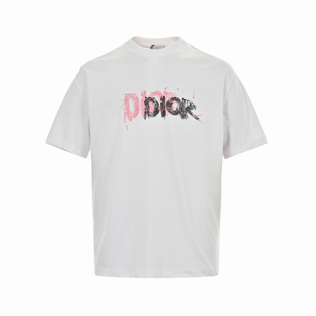 Dior 迪奥 24Ss 手绘涂鸦字母印花短袖 280克双纱面料，手感超级柔软舒适，结合休闲风范与现代风格。采用 %棉精心制作，此款前后幅的工艺采用了刷漆似的涂