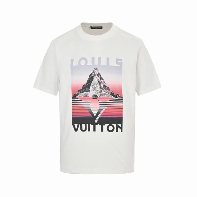 Louis Vuitton 路易威登 25Ss 雪山印花短袖 本款 T 恤取材棉质针织， 以大号 Monogram 花卉、粗犷路易威登标识和缤纷条纹共筑高山主题