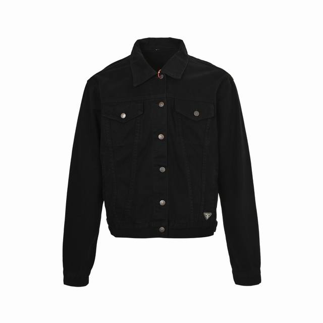 Prada 普拉达 25Ss 下摆三角标徽标牛仔外套 定制臻绒高密幻影斜纹缎，进口专机红外线定位，位置更为精准，牢固结实，优先定位喷马溜再通过手搓出渐变效果，使