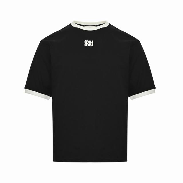 Miu Miu 缪缪 25Ss 贴布刺绣字母拼色短袖 第一时间原版购入开发，定制24支特纺紧密棉，采用精疏棉高织高密织造而成，其面料手感较为柔软舒适不易变形。本