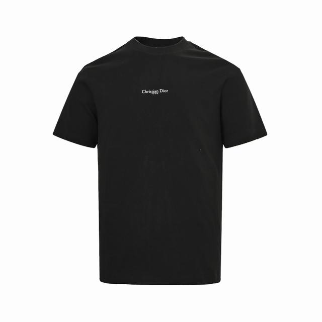 Dior 迪奥 25Ss 字母印花短袖 以极简笔触诠释永恒奢华。标志性的 Christian Dio 字母徽标落于前胸，丝网印刷工艺赋予图案哑光质感，与重磅棉质