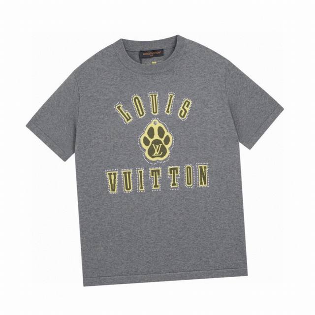 路易威登 Louis Vuitton 夏季新款，提花烫钻针织圆领短袖，前后两面抒写学院风格路易威登和 Lv 字样，再以萌犬掌印烘托瞩目格调，莹润串珠细腻描绘图案