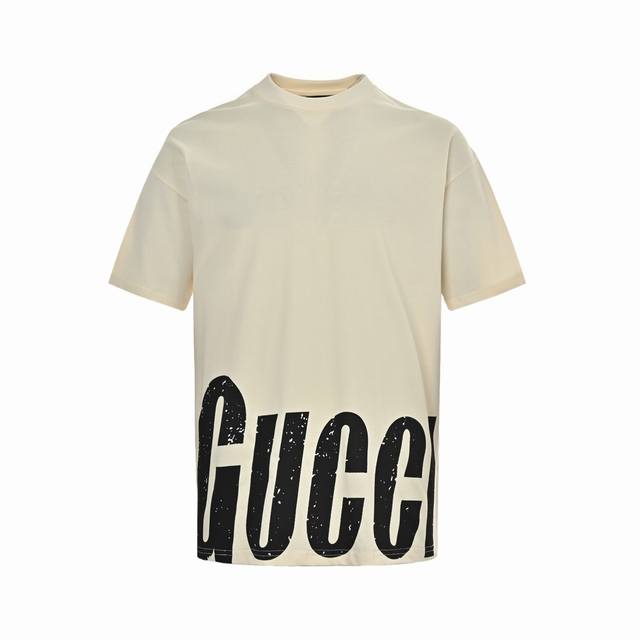 Gucci & Balenciaga 下摆斑驳字母印花短袖 高级感十足。纯棉面料，做工细致，男女同款宽松版型，时尚大气。 颜色：黑、白 Size:Xs-L
