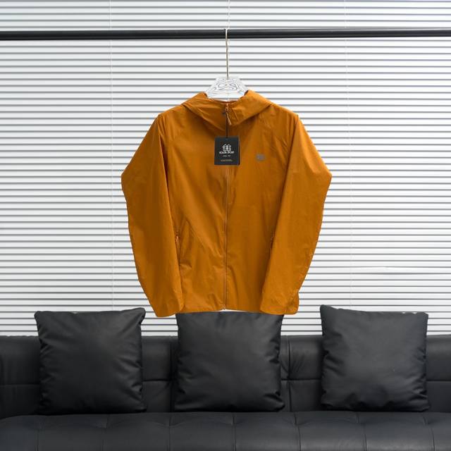 Kolon Sport丨可隆胸口小标纯色防晒服 这款防晒服以纯色为主打，去除繁杂的图案与色彩堆砌，简约大气。无论是清新的浅色系，还是沉稳的深色系，都能满足不同人
