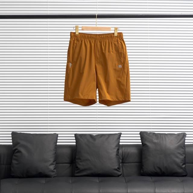 Kolon Sport丨可隆山系户外速干短裤 可隆山系户外速干短裤，专为热爱户外运动的人士精心打造。整体设计融入山系美学元素，简洁大方又不失时尚感。 采用了90