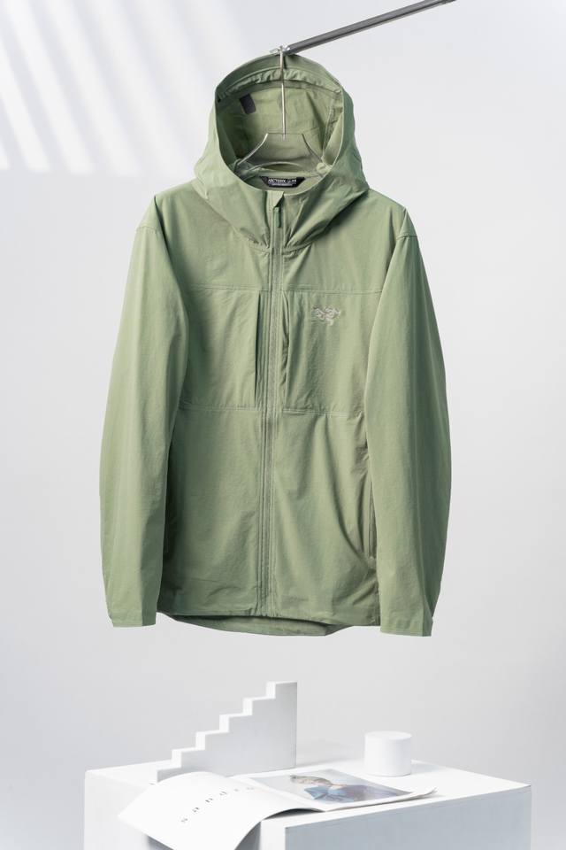 Arc'teryx I 始祖鸟 Gamma 软壳轻薄透气连帽夹克 一款专为户外探险和日常出行设计的高性能服装。其轻盈的面料不仅减轻了穿着负担，更便于在必要时轻松