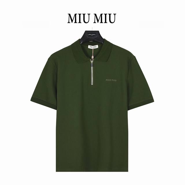 Miumiu 缪缪 25Ss 半拉链Logo字母刺绣短袖Polo衫 客供精仿棉打造珠地材质面料,夏季新款T恤翻领短袖Polo衫， 专柜定制面料 透气舒适度高，细