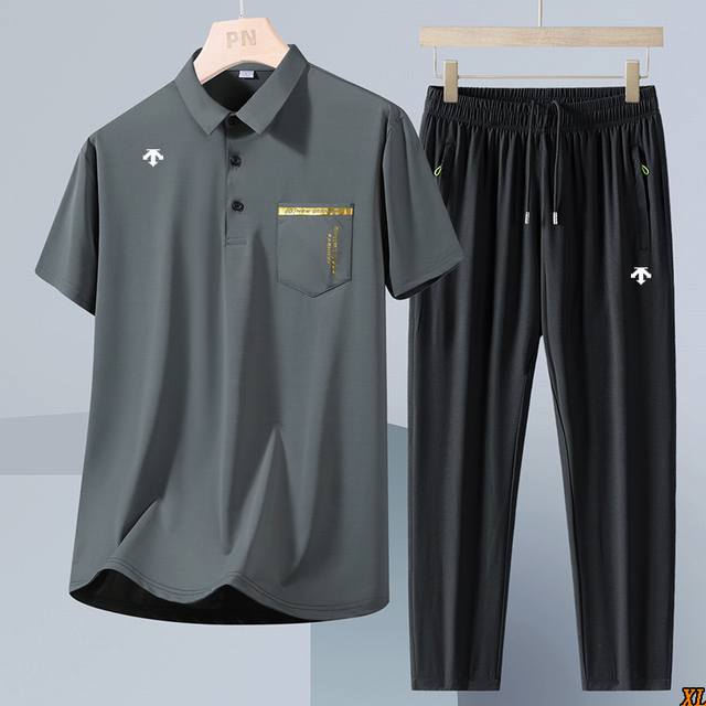 Descente迪桑特 独家实拍上新夏季高品质速干Polo短袖直筒冰丝速干长裤运动套装两件套，本季主打，货源充足，放心主推，高端品质，经典设计，做工出色，经典百