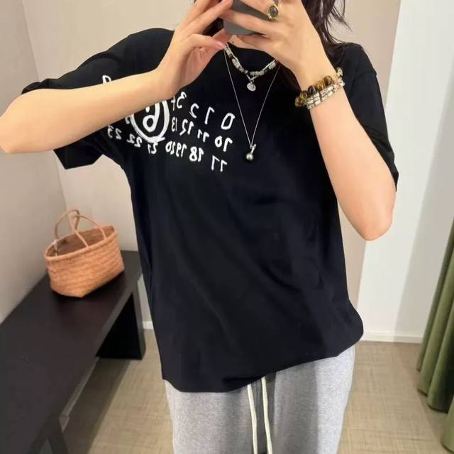 高版本Maisonmargiela 马吉拉 Mm6数字印花短袖，男女同款。 满满的高级感 性价比超高 手感超级柔软、细腻、柔软和不起球且不变形 G纯棉品质，辅料