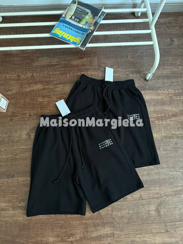 高版本Maisonmargiela 马吉拉 数字刺绣短裤，男女同款。万针重工刺绣，定织定染360G毛圈面料 ，简洁百搭，纯棉内抽绳腰头，腰部采用包边做工设计，穿