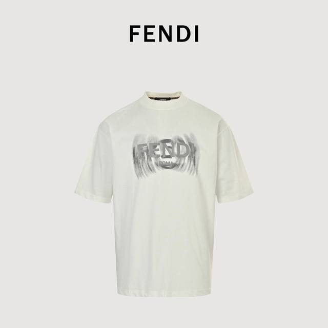Fendi 芬迪25Ss渲染字母Logo短袖T恤 采用高质量面料制作而成，无论是日常穿搭还是参加派对，都能展示出您的时尚品味和个性。这款短袖具有舒适的剪裁和休闲